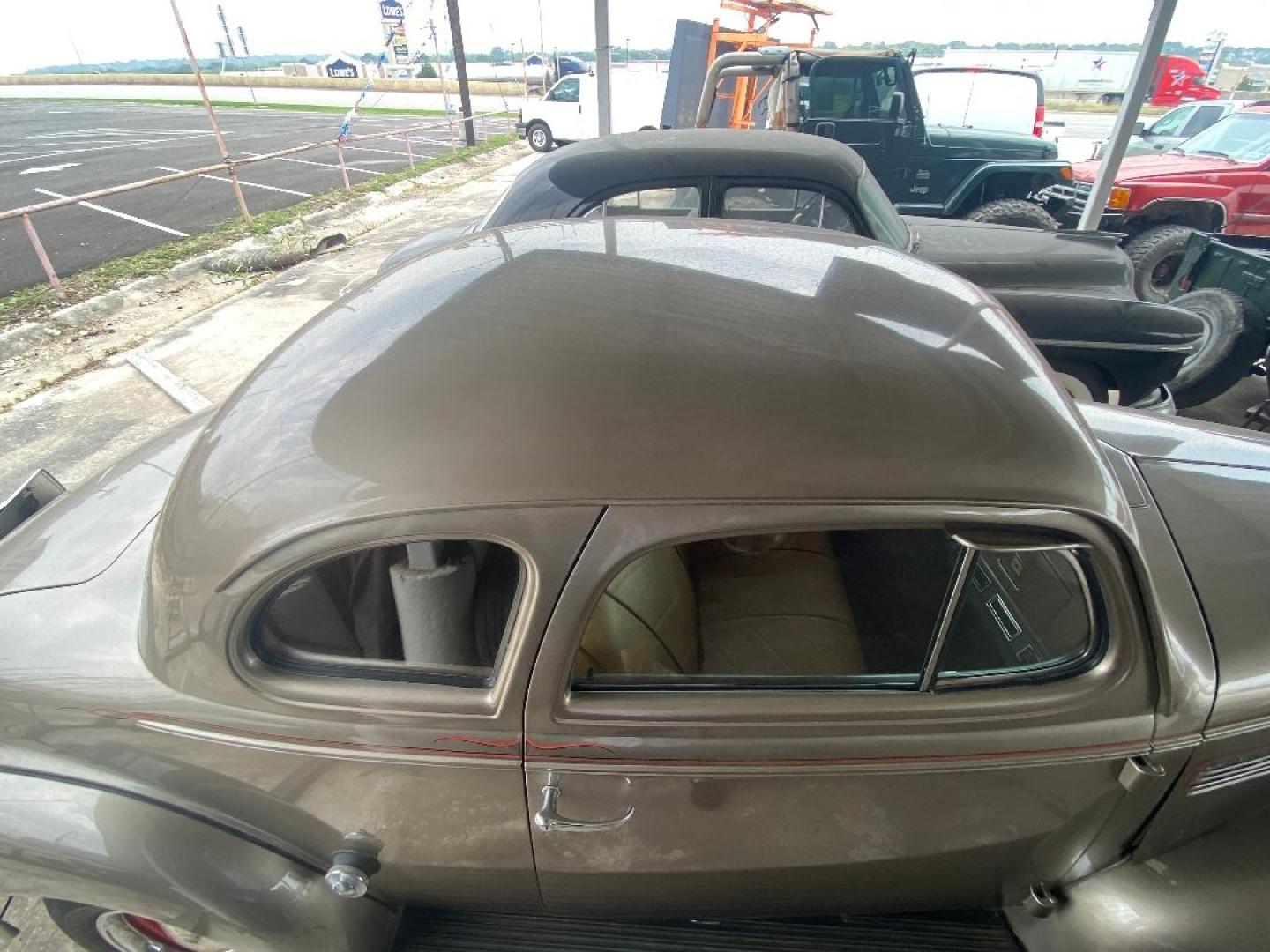 1939 Pewter /Tan Chevrolet Master 85 (21JB0524722) with an 350 V8 Chevrolet engine, Automatic transmission, located at 1687 Business 35 S, New Braunfels, TX, 78130, (830) 625-7159, 29.655487, -98.051491 - Photo#4